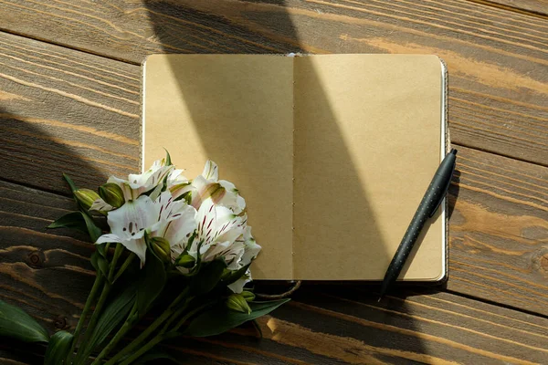 Чистый Открытый Блокнот Ручка Красивые Цветы Альстромерии Деревянном Фоне — стоковое фото