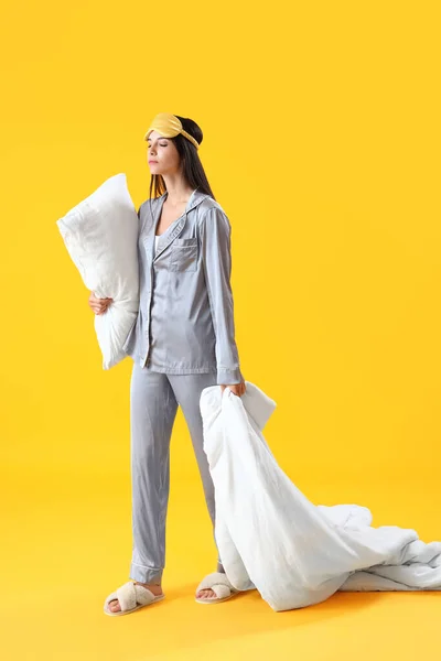 Junge Frau Schlafanzug Mit Kissen Und Decke Auf Gelbem Hintergrund — Stockfoto