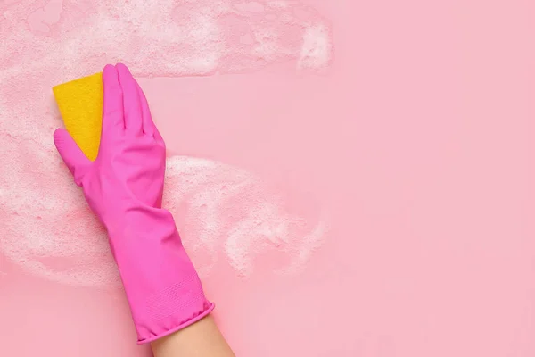 スポンジとフォームクリーニングピンクの背景を持つ女性 — ストック写真