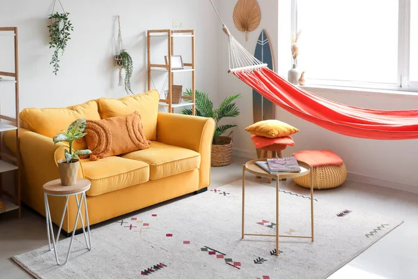 Interior Elegante Sala Estar Con Hamaca Roja Sofá Amarillo Mesa — Foto de Stock