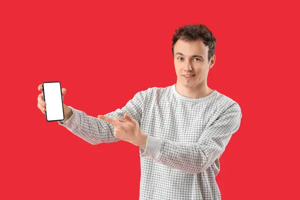 Jeune Homme Avec Smartphone Sur Fond Rouge — Photo