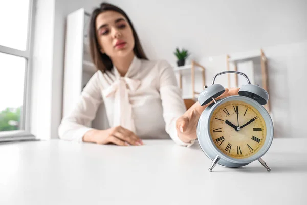 Geschäftsfrau Berührt Wecker Büro Zeitmanagement Konzept — Stockfoto