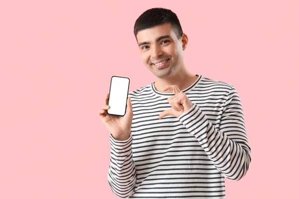 Νεαρός Smartphone Κάνει Μισή Καρδιά Χέρι Του Ροζ Φόντο — Φωτογραφία Αρχείου