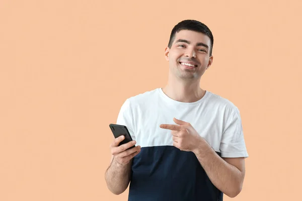 Ung Man Med Smartphone Beige Bakgrund — Stockfoto