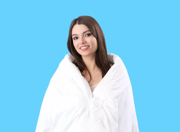 Junge Frau Mit Weicher Decke Auf Blauem Hintergrund — Stockfoto