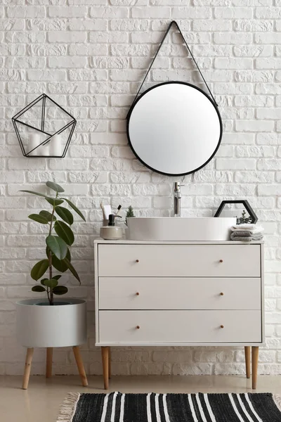 Cermin Tanaman Rumah Dan Mangkuk Wastafel Dada Laci Interior Kamar — Stok Foto