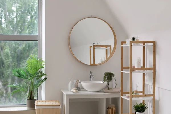 洗面器 バスアクセサリー 鏡と棚ユニット付きの光バスルームのインテリア — ストック写真