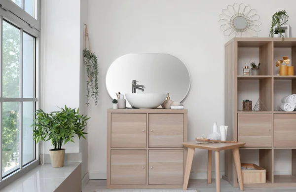 Interior Kamar Mandi Ringan Dengan Mangkuk Wastafel Lemari Kayu Cermin — Stok Foto