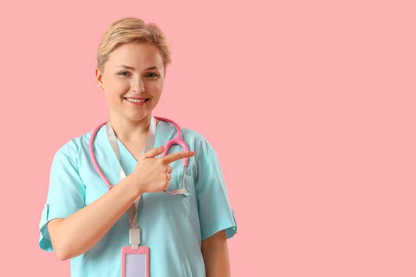 Stagiaire Médecine Féminine Pointant Quelque Chose Sur Fond Rose — Photo