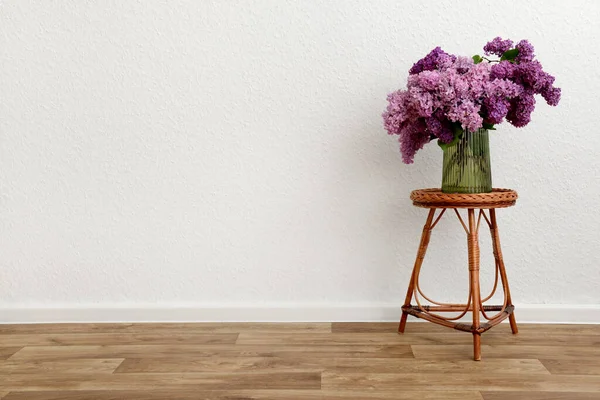 Vaso Com Belas Flores Lilás Mesa Perto Parede Luz Quarto — Fotografia de Stock