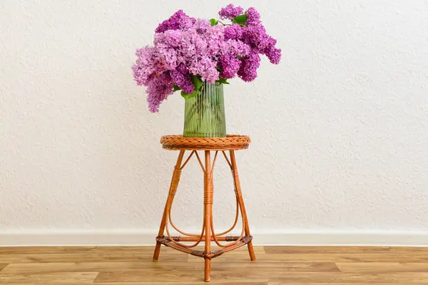 Vaso Com Belas Flores Lilás Mesa Perto Parede Luz Quarto — Fotografia de Stock