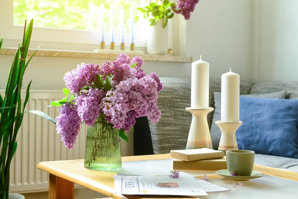 Florero Con Hermosas Flores Lila Velas Taza Periódico Mesa Interior — Foto de Stock
