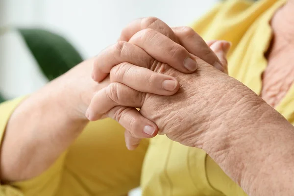 Руки Пожилой Женщины Отдыхающей Дома Крупным Планом — стоковое фото