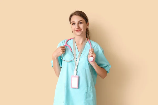 Kvinnelig Praktikant Med Stetoskop Beige Bakgrunn – stockfoto