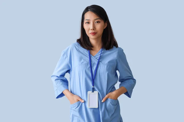 灰色の背景の女性アジアの医療インターン — ストック写真