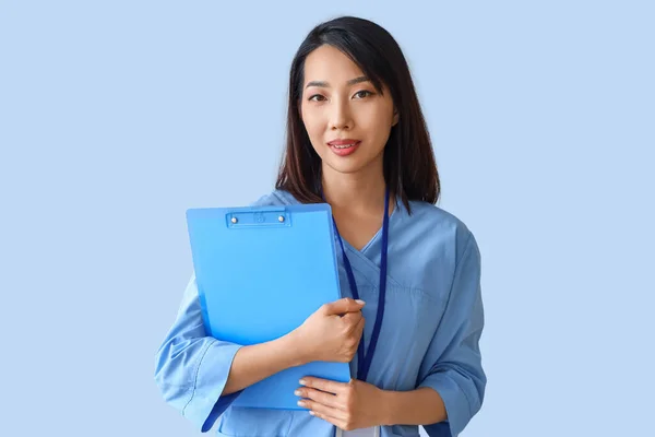 Kvinnelig Asiatisk Praktikant Med Skriveplate Grå Bakgrunn – stockfoto