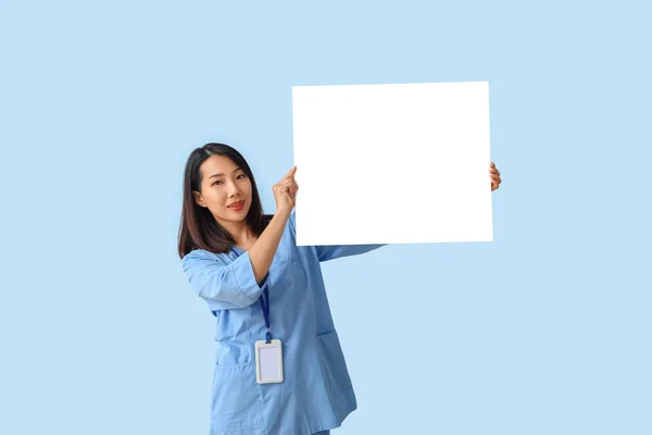 Estagiária Médica Asiática Feminina Com Folha Papel Branco Fundo Azul — Fotografia de Stock