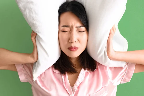 Unzufriedene Asiatin Schlafanzug Mit Kissen Auf Grünem Hintergrund Nahaufnahme — Stockfoto
