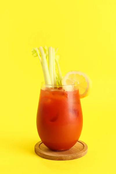 Glas Bloody Mary Met Selderij Citroen Gele Achtergrond — Stockfoto