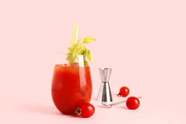 Glas Bloody Mary Met Selderij Tomaten Roze Achtergrond — Stockfoto