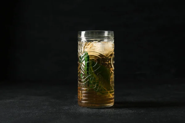 黒を基調としたミント入りの氷茶 — ストック写真