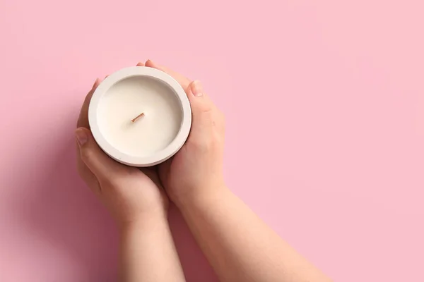 Weibliche Hände Mit Kerze Auf Rosa Hintergrund — Stockfoto