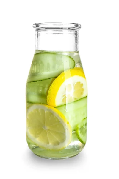 Flaska Med Lemonad Med Gurka Vit Bakgrund — Stockfoto
