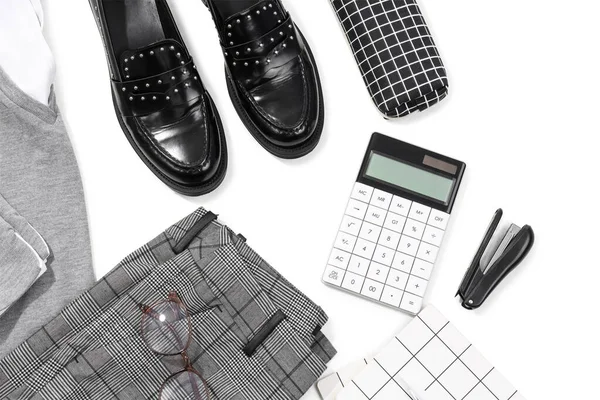 Composición Con Elegante Uniforme Escolar Zapatos Papelería Sobre Fondo Blanco —  Fotos de Stock