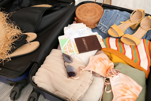 Βαλίτσα Ρούχα Αξεσουάρ Παραλίας Διαβατήριο Και Εισιτήρια Στο Πάτωμα Ταξιδιωτική — Φωτογραφία Αρχείου