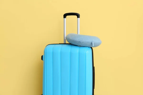 Blauer Koffer Mit Reisekissen Der Nähe Der Gelben Wand Reisekonzept — Stockfoto