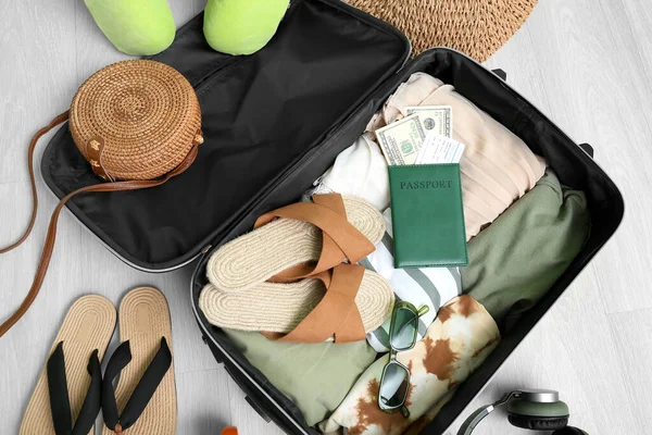 Βαλίτσα Ρούχα Αξεσουάρ Παραλίας Διαβατήριο Και Εισιτήριο Στο Πάτωμα Ταξιδιωτική — Φωτογραφία Αρχείου