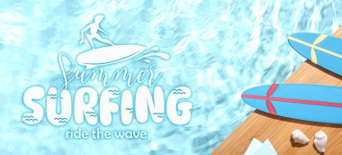 Yüzme havuzunun kenarında küçük sörf tahtaları ve deniz kabukları. Dalgada sörf