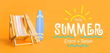 Turuncu arka planda küçük sörf tahtaları ve şezlong. Yaz zamanı.