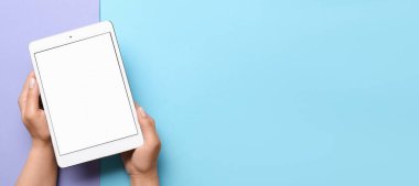 Kadın eli, arka planda modern tablet bilgisayarı tutuyor. Tasarım için pankart