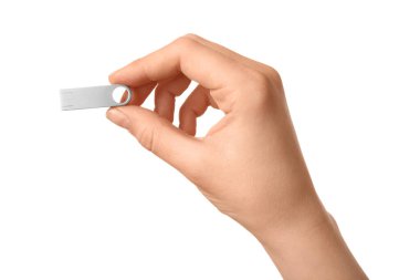 Metalik USB bellek taşıyan kadın beyaz arka planda izole edildi