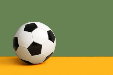 Renkli arka planda futbol topu