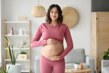 Evde hamile bir kadın var.