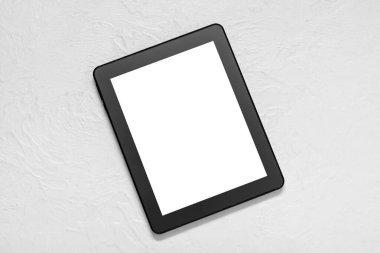Beyaz grunge tablo üzerinde modern tablet bilgisayar