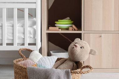 Çocuk odasında örülmüş oyuncaklarla dolu sepet.