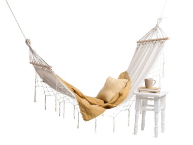 Kareli hamak, yastık, dışkı ve fincanla beyaz arka planda izole edilmiş.