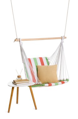 Yastıklı rahat çizgili hamak ve beyaz arkaplandaki dışkı üzerine sazlık ayırıcı