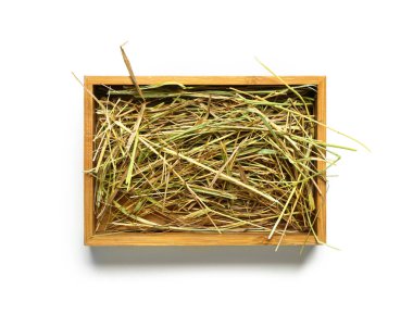 Beyaz arkaplanda sandıkta saman