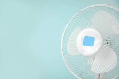 Mavi arka planda modern elektrik vantilatörü