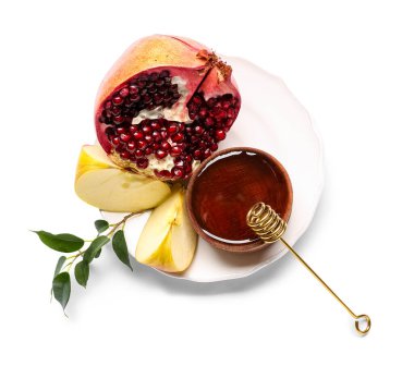 Tatlı ballı tabak ve beyaz arka planda olgun meyveler. Rosh hashanah (Yahudi Yeni Yılı) kutlaması