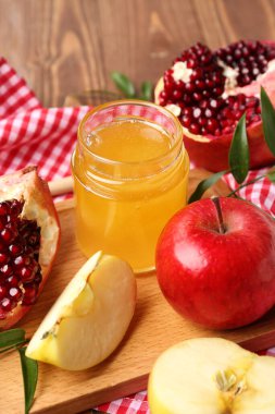 Tahta masada bal kavanozu, olgun nar ve elma, yakın plan. Rosh hashanah (Yahudi Yeni Yılı) kutlaması