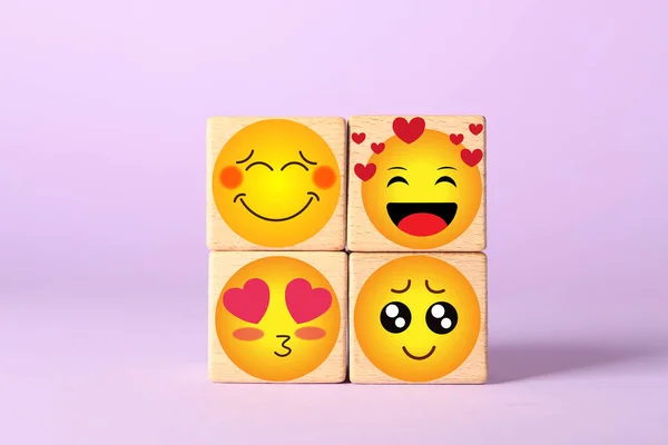 Cubos Madera Con Caras Felices Dibujadas Sobre Fondo Lila — Foto de Stock