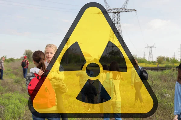 Nukleares Symbol Und Migrantengruppe — Stockfoto