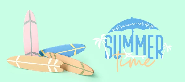 Kleine Surfbretter Auf Türkisfarbenem Hintergrund Sommerzeit — Stockfoto