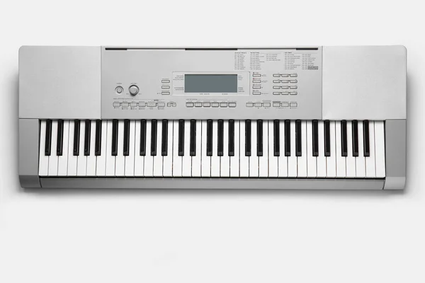 白色背景的现代合成器键盘 — 图库照片