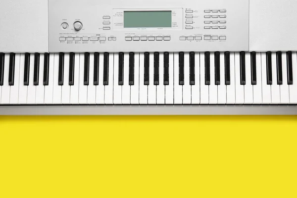 黄色背景的现代合成器键盘 — 图库照片